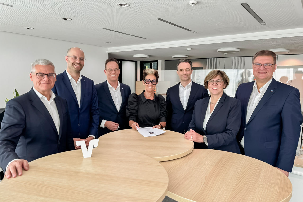 Das Vorstandsteam der VR RegionalBank mit Notarin und Rechtsanwältin Petra T. Kaffanke, die den Verschmelzungsvertrag beurkundet hatte.