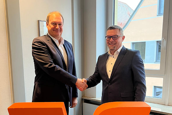 Vorstandsmitglied Hans-Joachim Autsch und der neue Vorstand der VR-Bank Lichtenfels-Ebern Marco Ahles