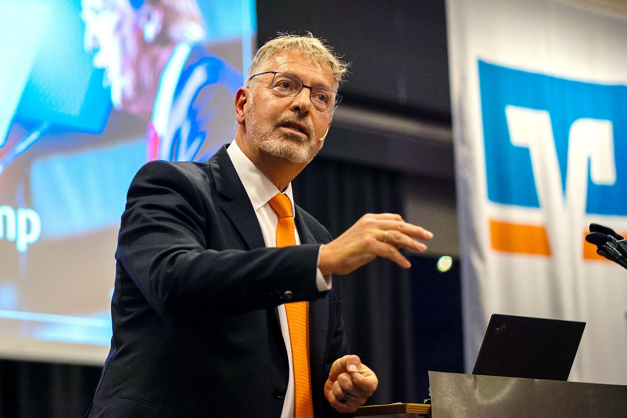 Vortrag zum Thema Geldanlage von Philipp Vortrag (Flossbach von Storch) beim VR Bank Forum 2024