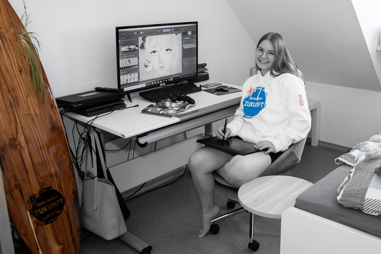 Mädchen sitzt in Ihrem Kinderzimmer am Schreibtisch