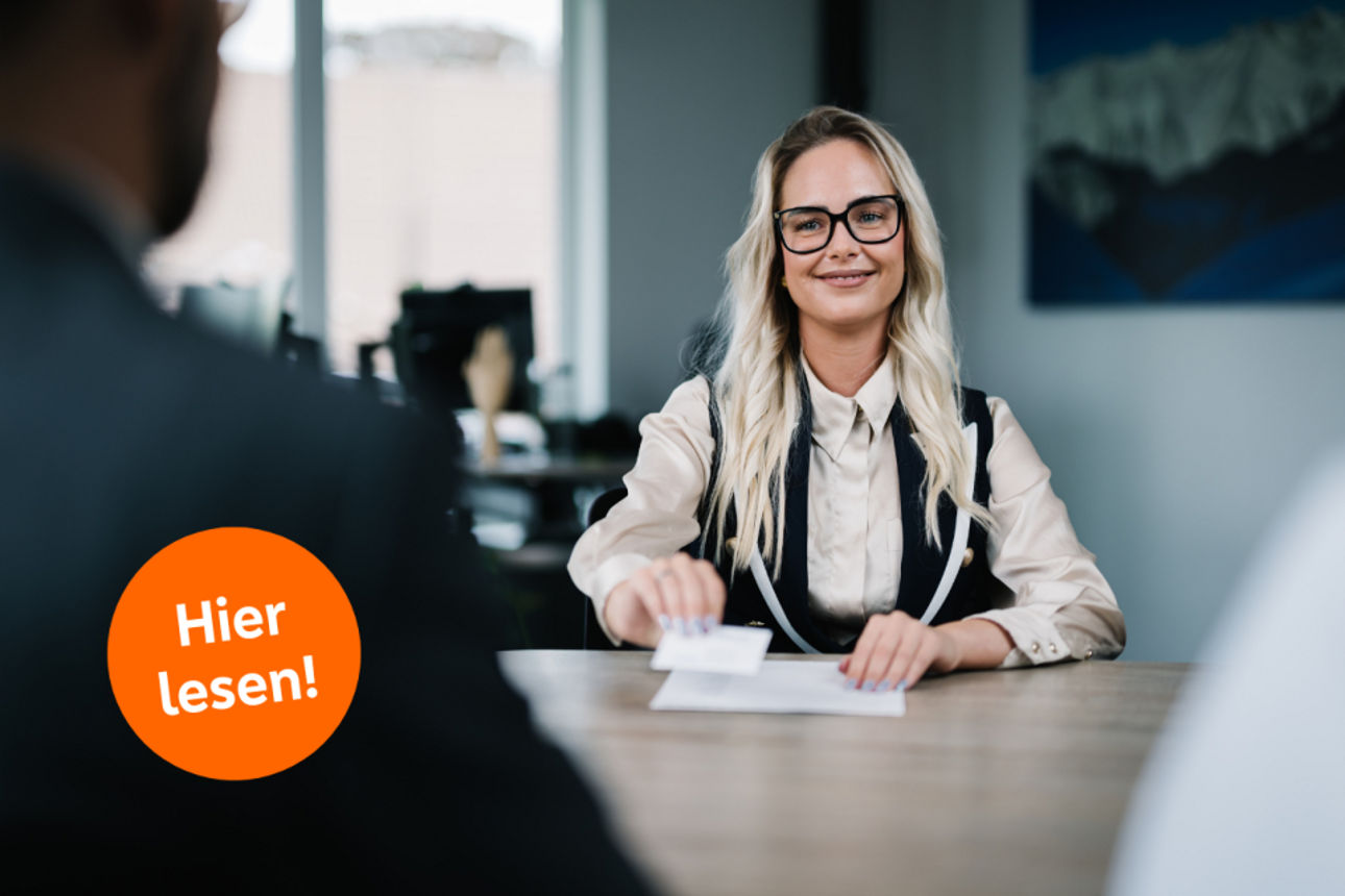 Motiv: Eine Frau sitzt an einem Schreibtisch - Text: Hier lesen!