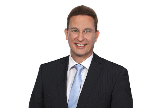 Freundlich lächelnder Mann im Anzug, unser Individualkundenberater Markus Wörn