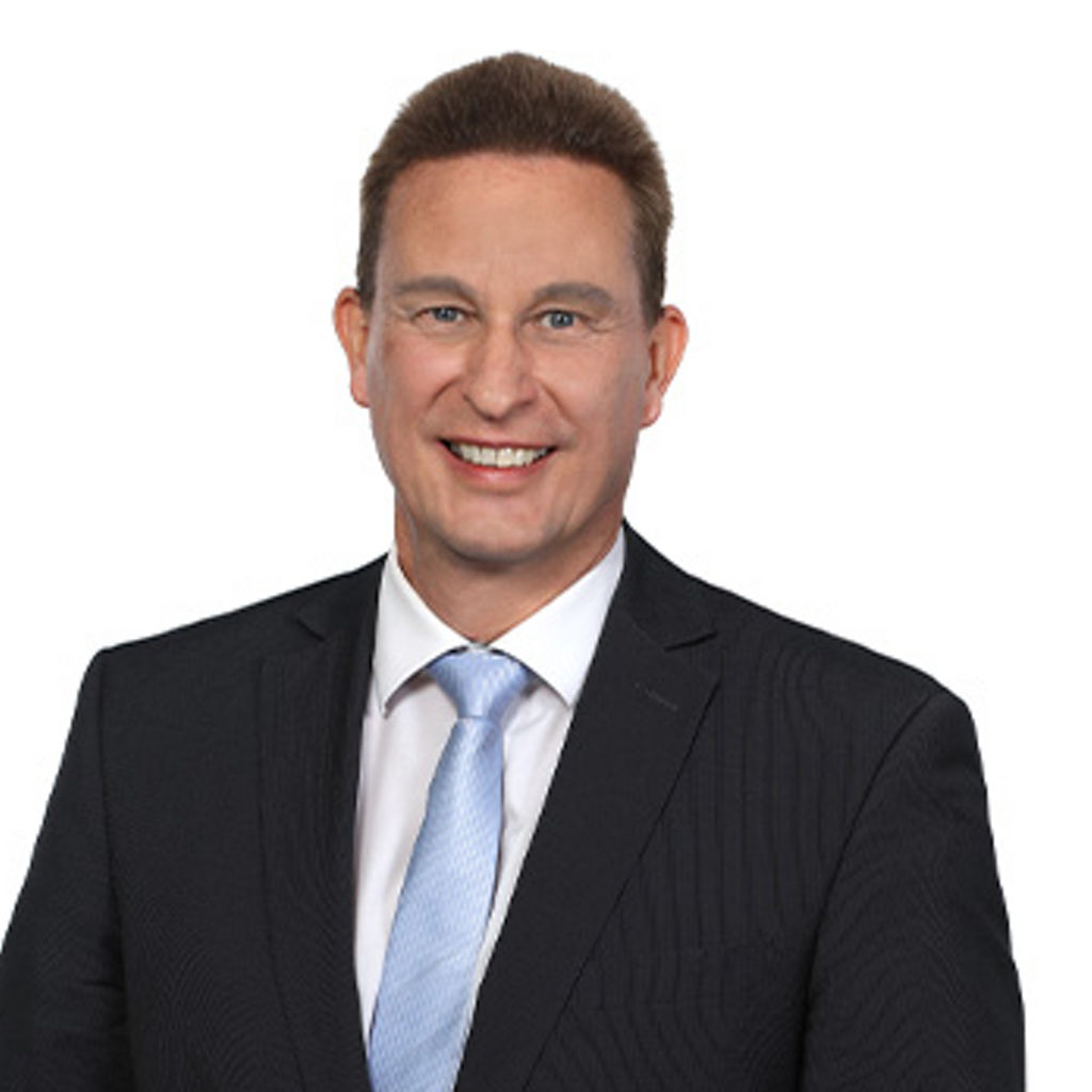 Freundlich lächelnder Mann im Anzug, unser Individualkundenberater Markus Wörn