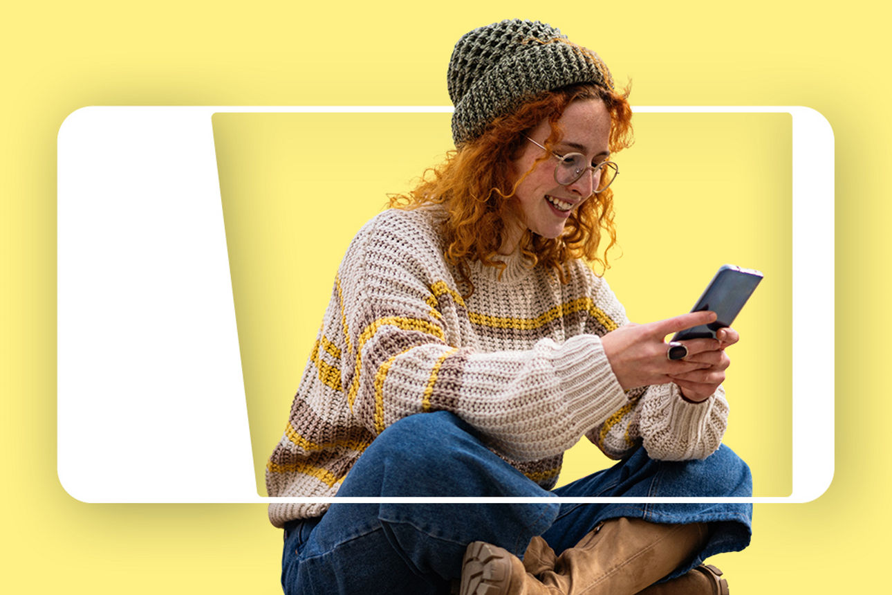 Eine junge Frau nutzt Wero auf ihrem Smartphone