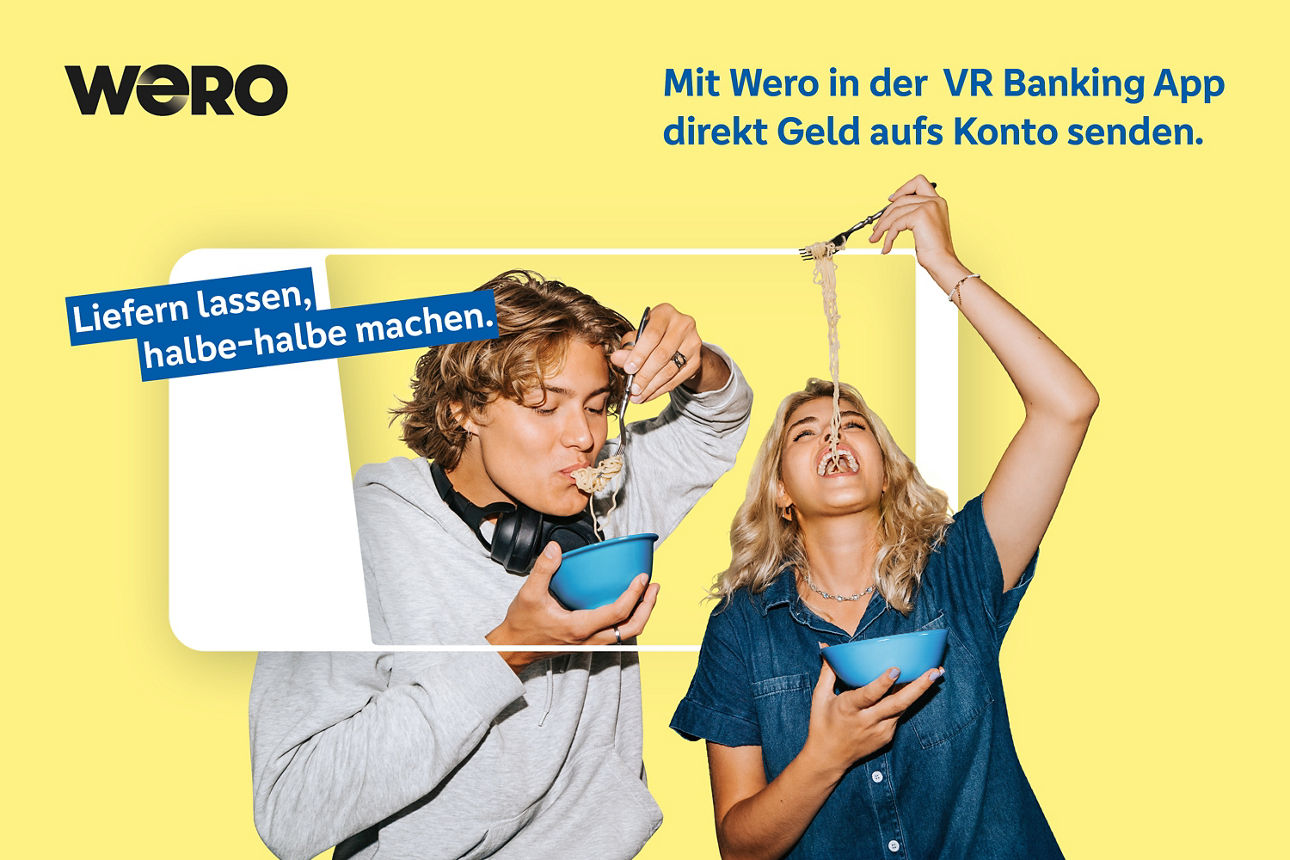 Zwei junge Leute essen Spaghetti aus einer Schüssel