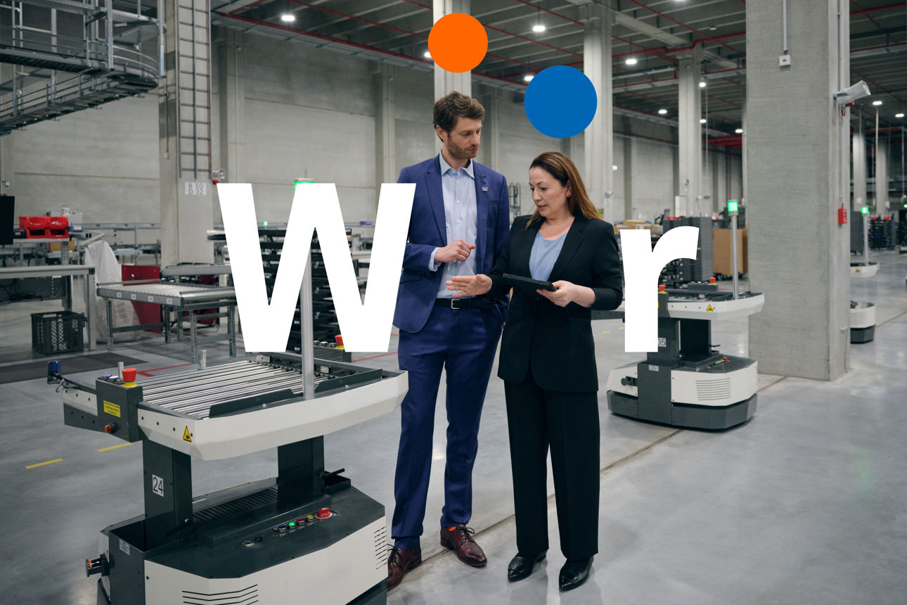 Unternehmerin steht mit Bankberater in einer Halle