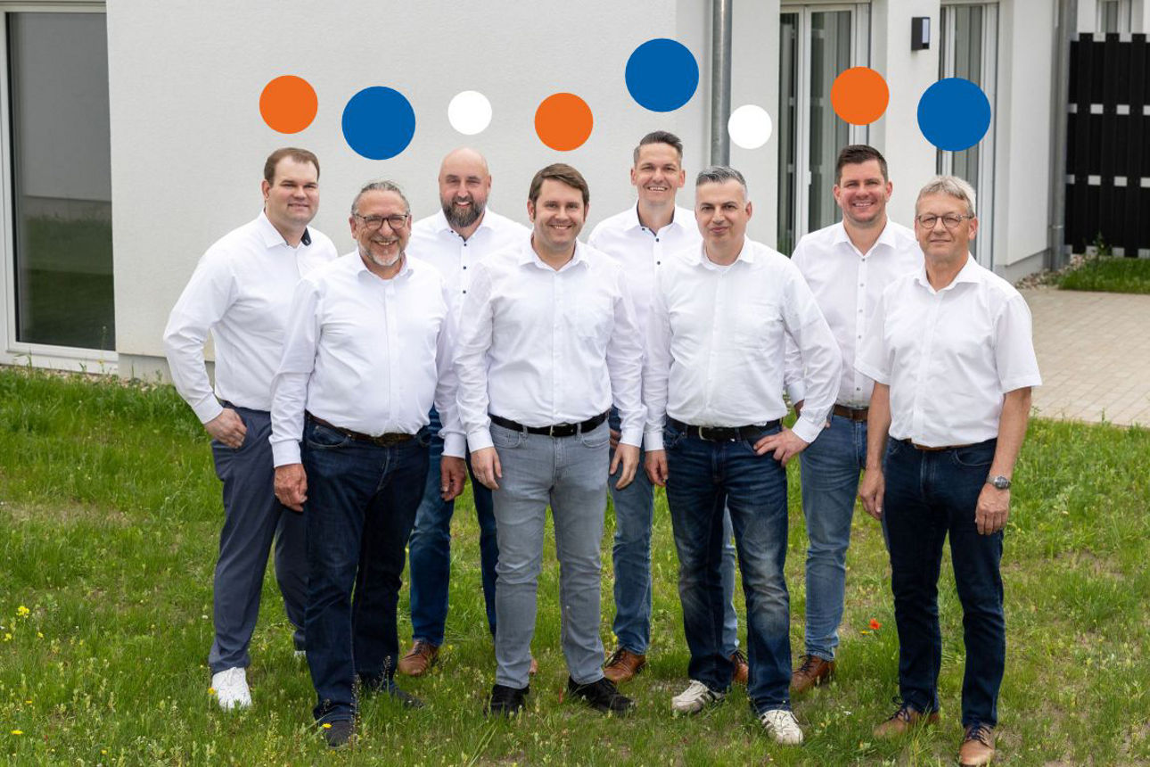 Teamfoto der Mobilen Baufinanzierungsberater vor einem Neubau
