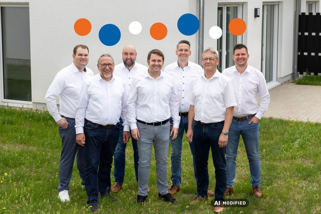 Teamfoto der Mobilen Baufinanzierungsberater vor einem Neubau