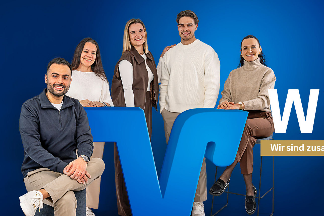 Fünf Personen stehen vor einem dunkelblauen Hintergrund 