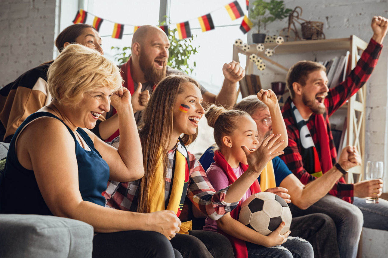 Familie und Freunde jubeln bei einem Fußballspiel