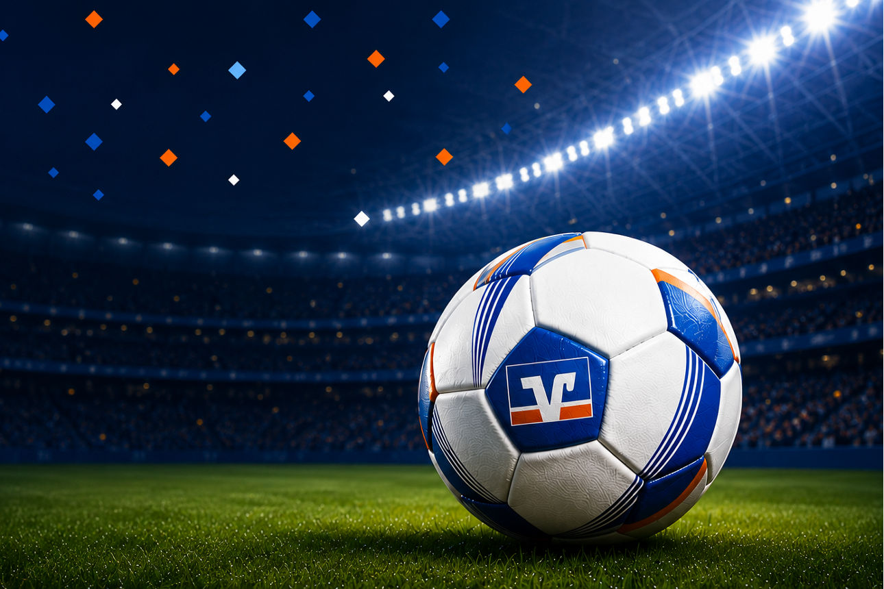 Fußball mit Volksbank-Logo liegt im Stadion auf dem Rasen