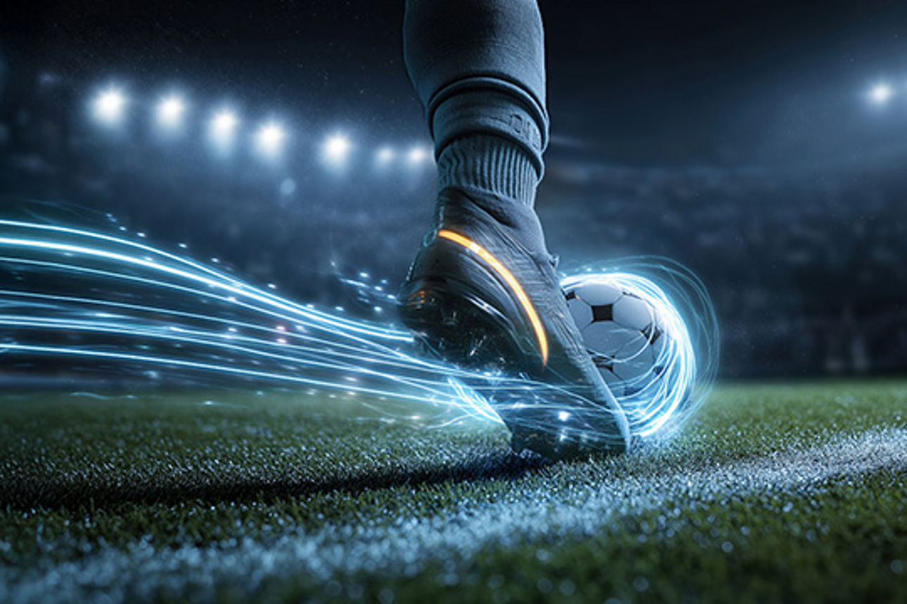 Fußballspieler kickt einen Fußball