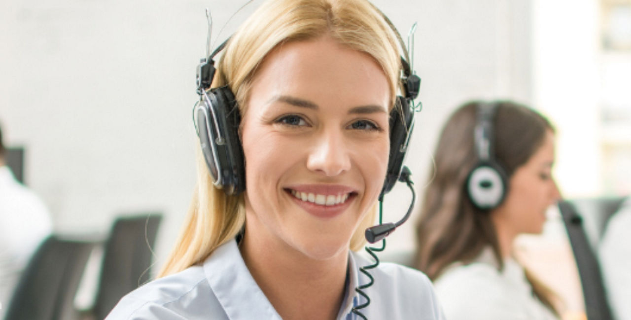 Frau im CallCenter mit Kopfhörer