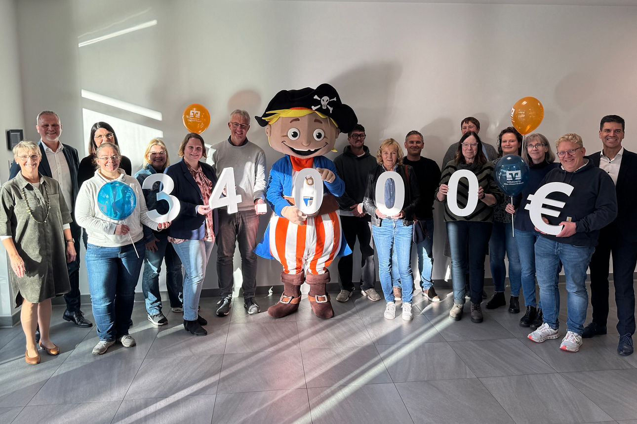 Mädchen wirft Geld in ein Sparschwein