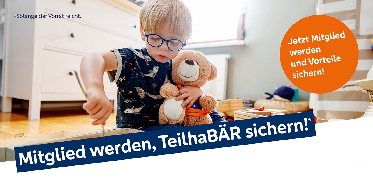 VR-Bank wirbt mit Mitgliedschaft und dem TeilhaBÄR. Kind spielt mit Stofftier im Arm.