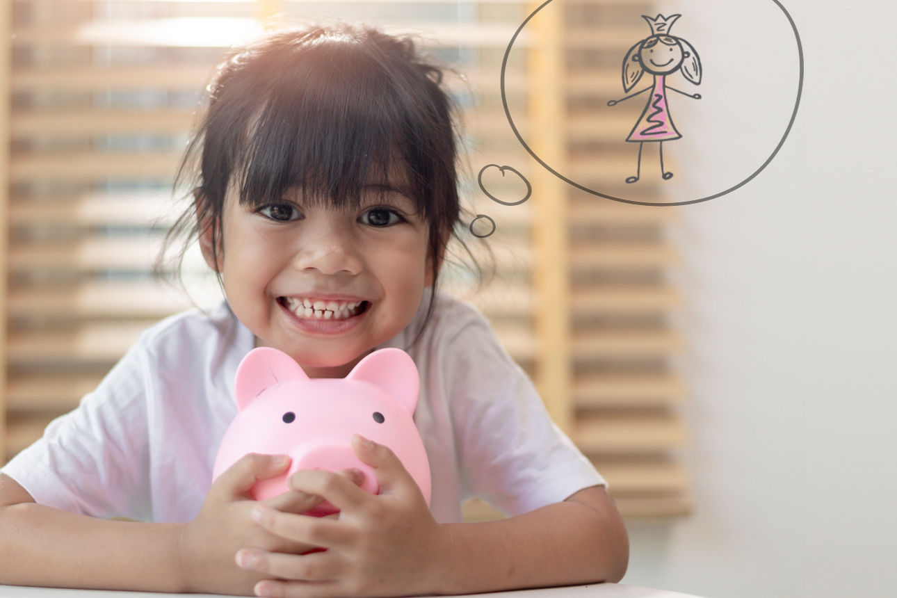 Lächelndes Kind mit Sparschwein in den Händen