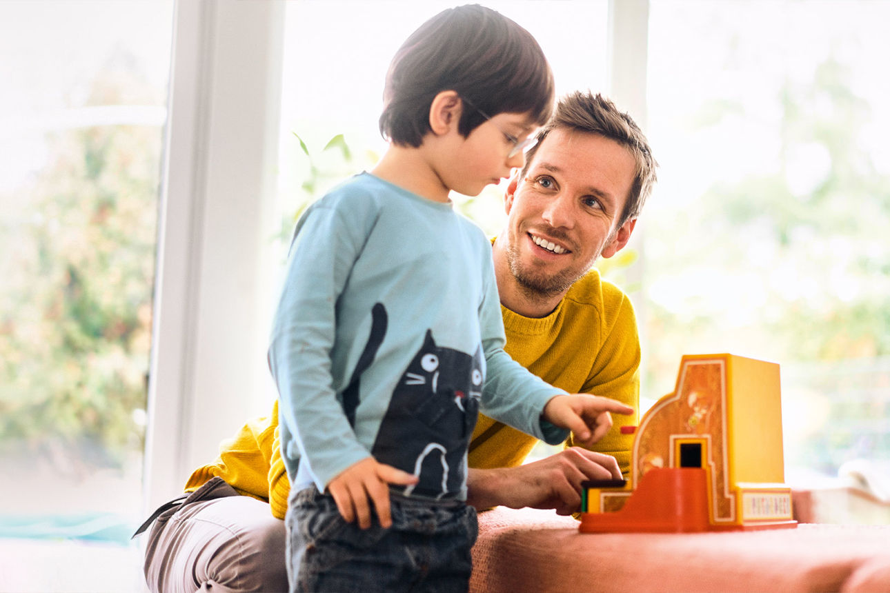 Vater und Sohn spielen gemeinsam