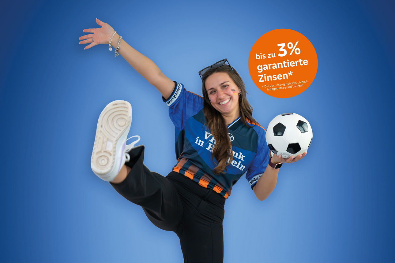 Unsere Kollegin Nadine kicket und hält einen Fußball in der Hand; Text: "Bis zu 3% garantierte Zinsen*"