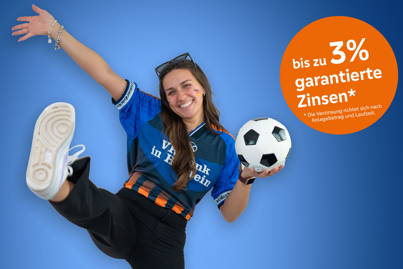 Unsere Kollegin Nadine kicket und hält einen Fußball in der Hand; Text: "Bis zu 3% garantierte Zinsen*"