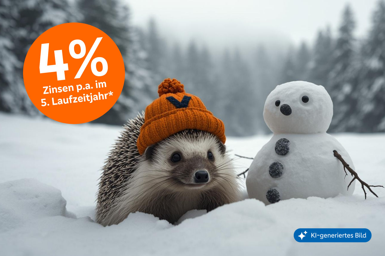 Ein Igel sitzt im Schnee neben einem Schneemann