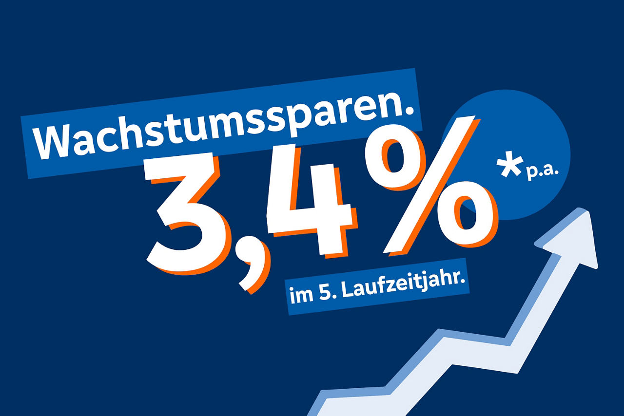 Junge Familie steckt eine Münze in ein Sparschwein
