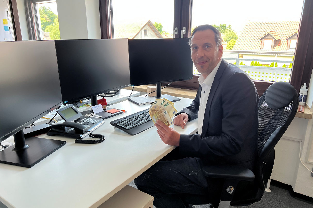 Johannes Wagner freut sich über seinen Gewinn von 1000 Euro