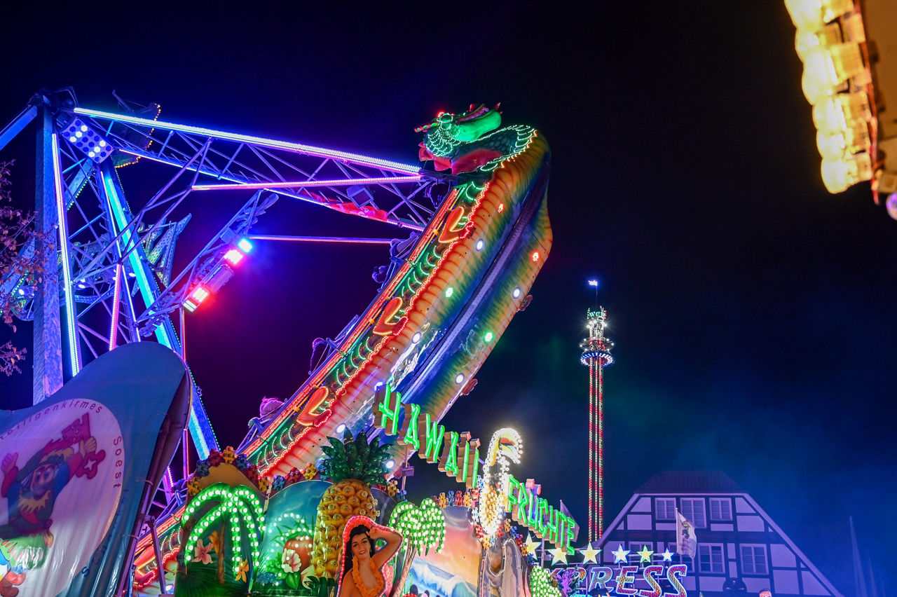 Leuchtende Schiffschaukel bei der Allerheiligenkirmes