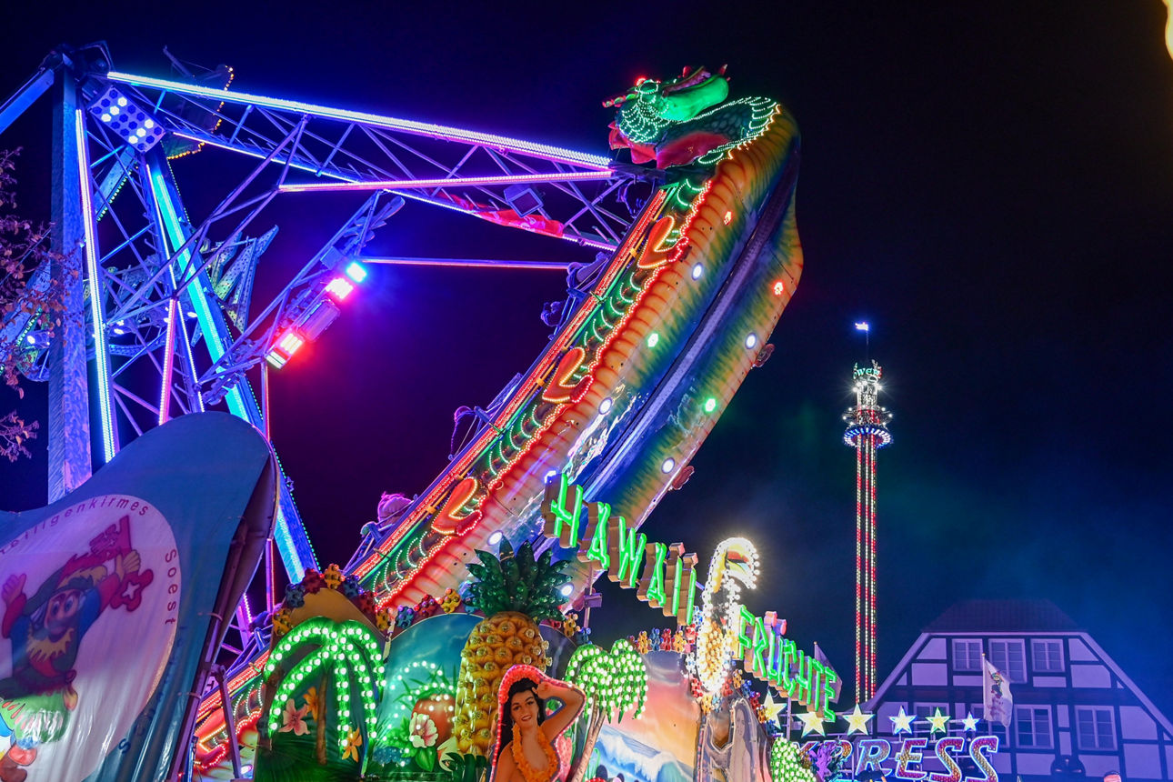 Leuchtende Schiffschaukel bei der Allerheiligenkirmes