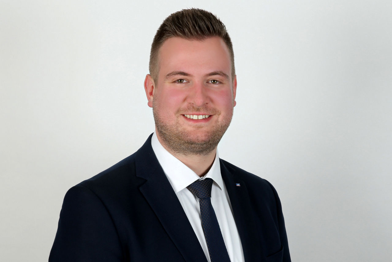 Porträt eines Mannes im Anzug.