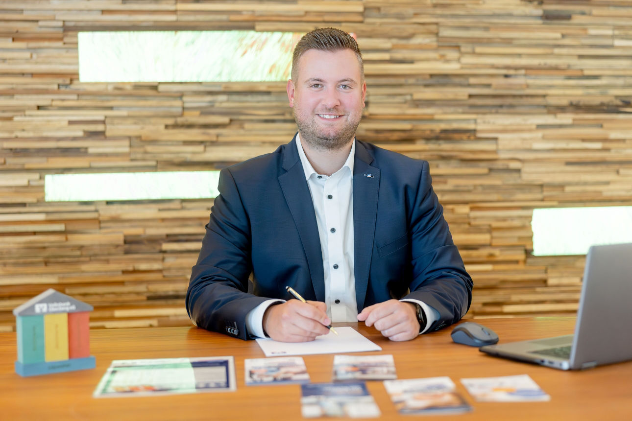 Porträt eines Mannes im Anzug.