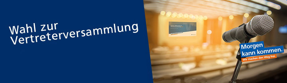Ein Mikrofon auf einem Ständer vor dem verschwommenen Hintergrund eines Konferenzraums