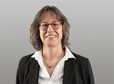 Claudia Wahlen vor grauem Hintergrund