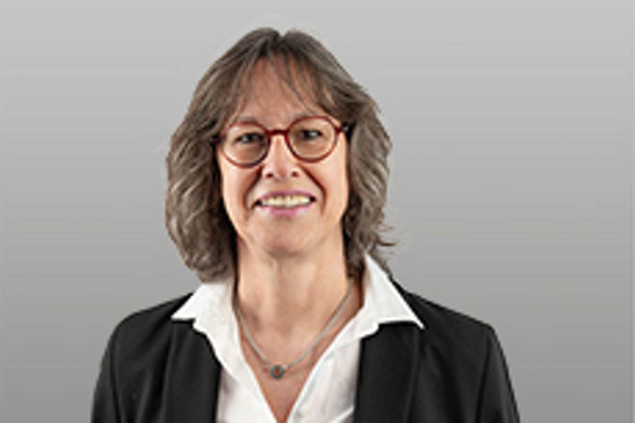 Claudia Wahlen vor grauem Hintergrund