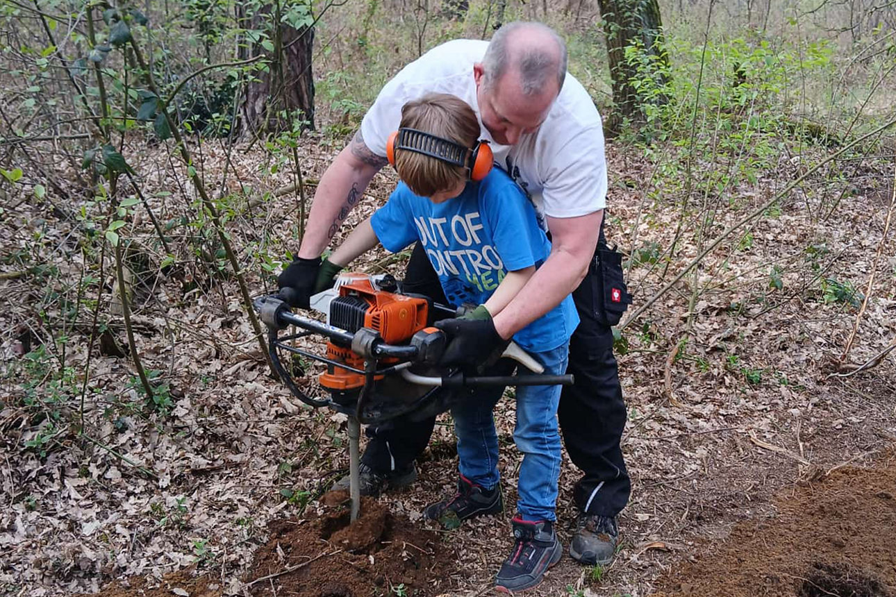 Pflanzlöcher werden mit schwerem Gerätz vorbereitet.