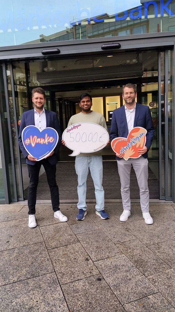 v.l.n.r. Sebastian Brause, Mathan Sellathamby und Alexander Bühren vor dem Eingang der Filiale Rathaus-Galerie.