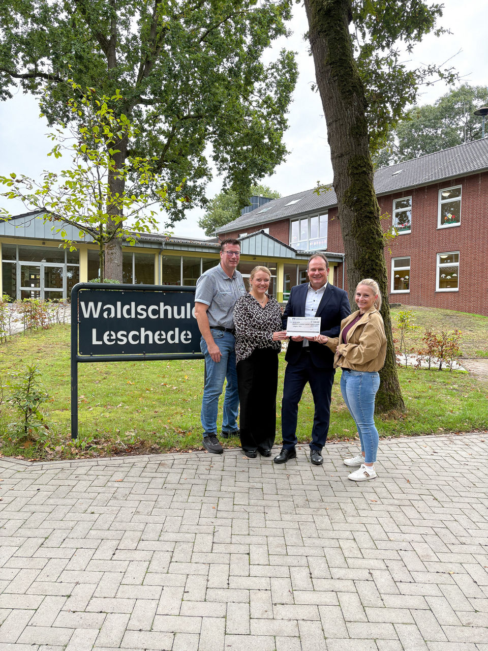Personen bei Scheckübergabe