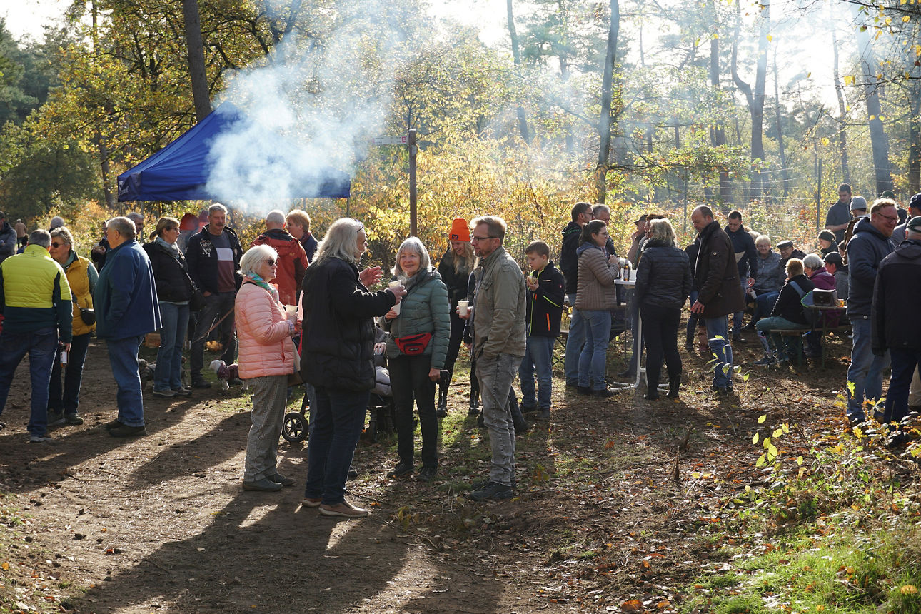 Menschen im Volksbank-Wald.