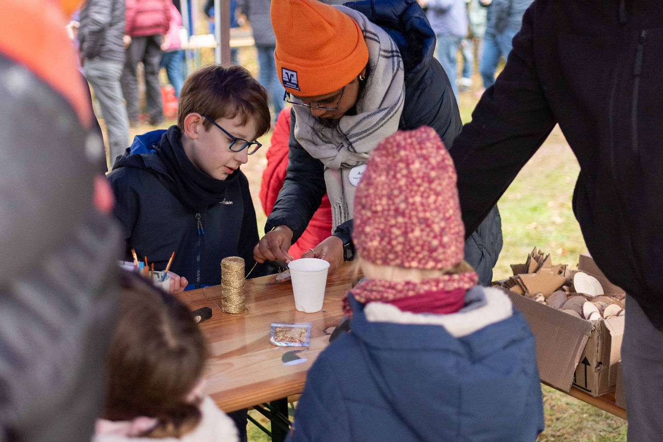 Menschen im Volksbank-Wald.