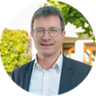 Ein freundlich lächelnder Mann in einem Anzug