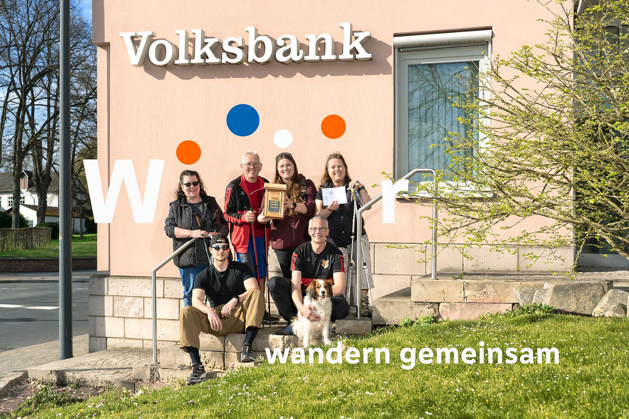 Wandergruppe vor Volksbank