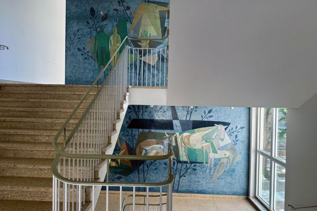 Das Treppenhaus des Hufeisentraktes mit Wandbildern