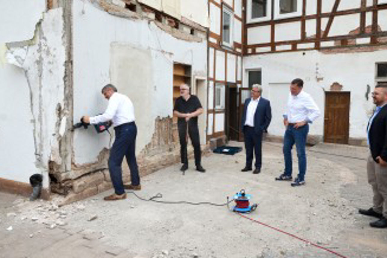 Hr. Müller (Vorstand) beginnt symbolisch mit den Bauarbeiten