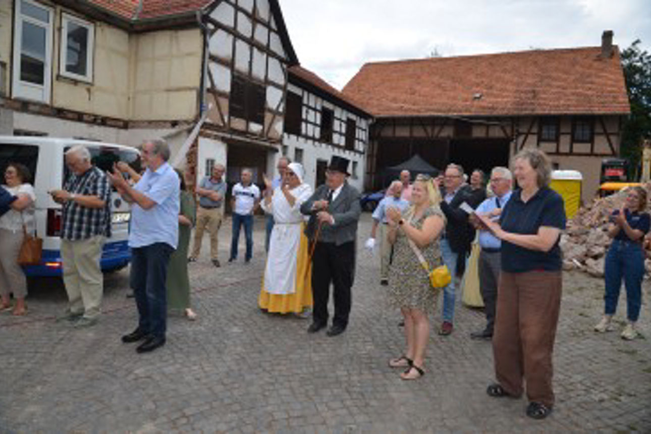 Besucher klatschen vor Ort