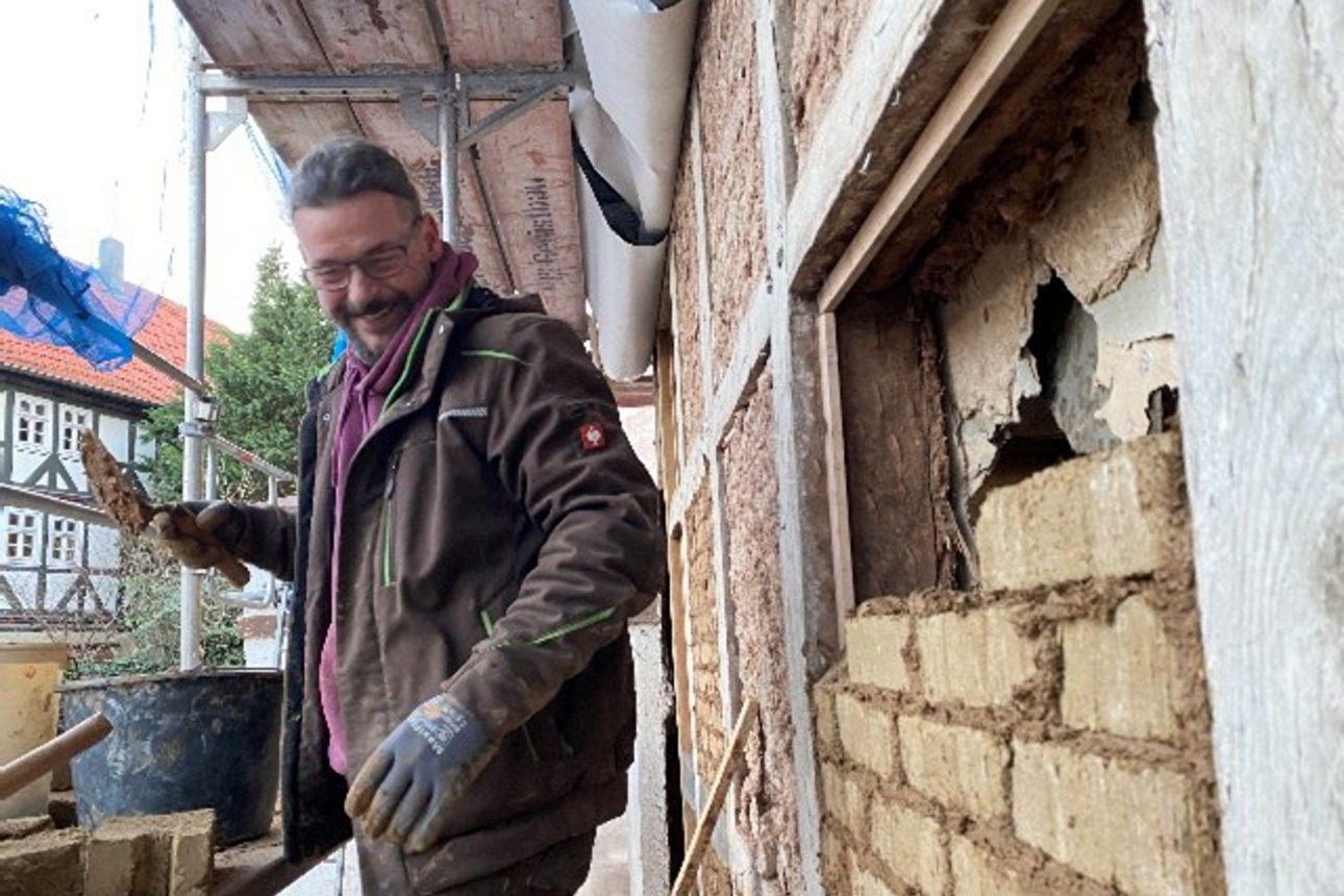 Ein Maurer bei der Arbeit