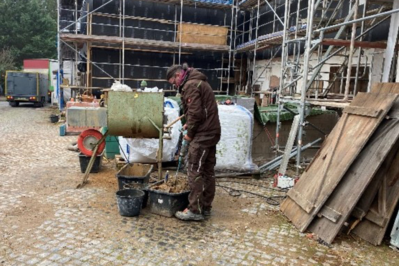 Ein Maurer bei der Arbeit