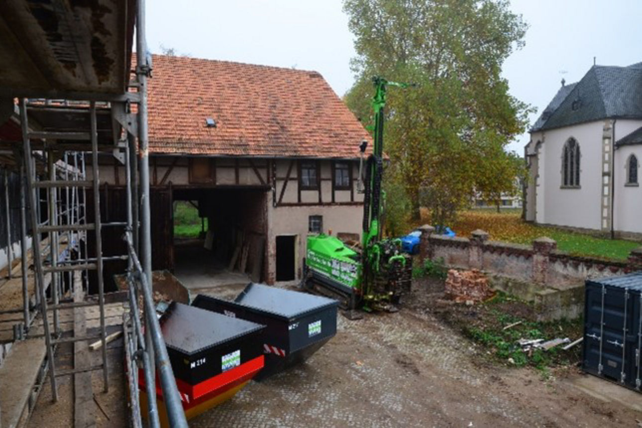 Bild mit Containern und Rohbau