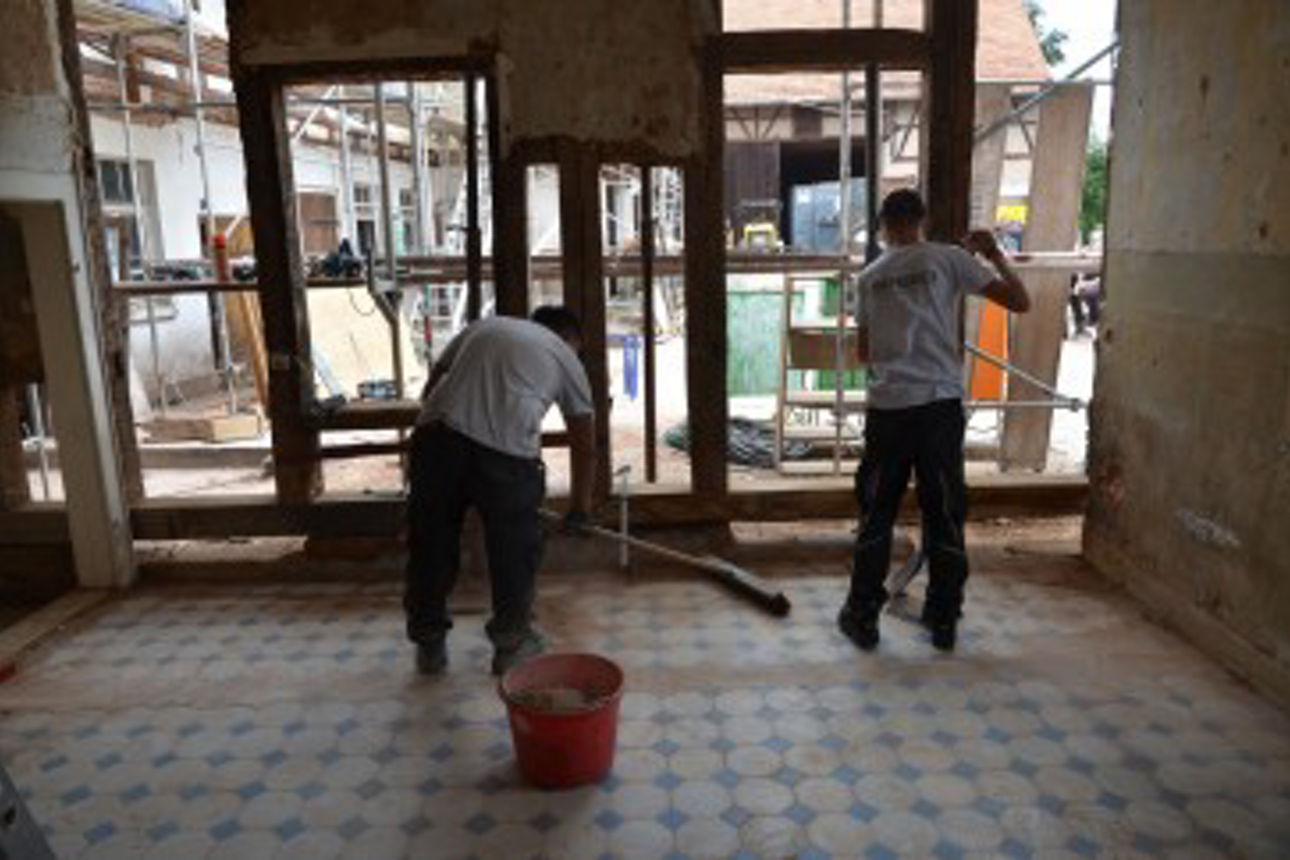 Zwei Bauarbeiter bei der Arbeit