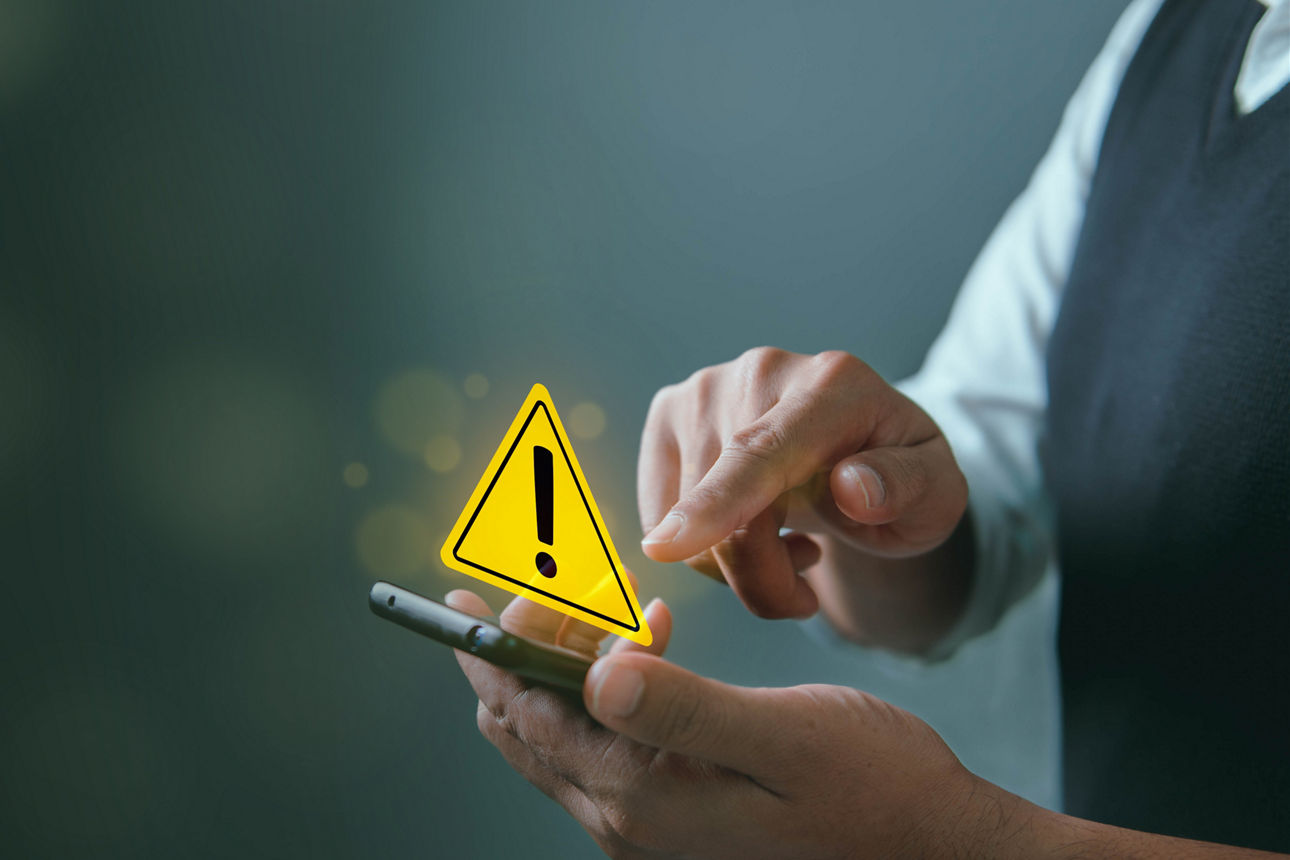 Smartphone mit einem warnenden Ausrufezeichen