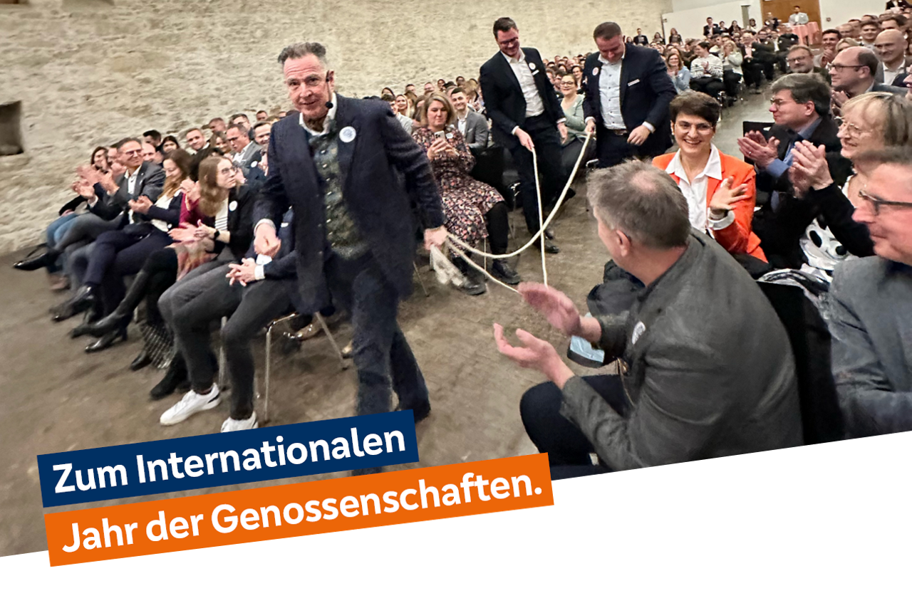 Johannes Warth interaktiv mit den Mitarbeitern