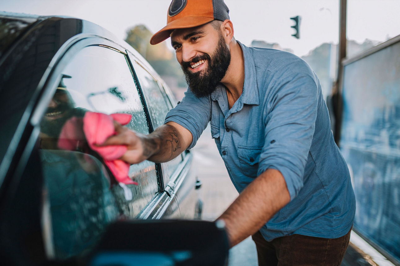 Ein Mann wäscht sein Auto